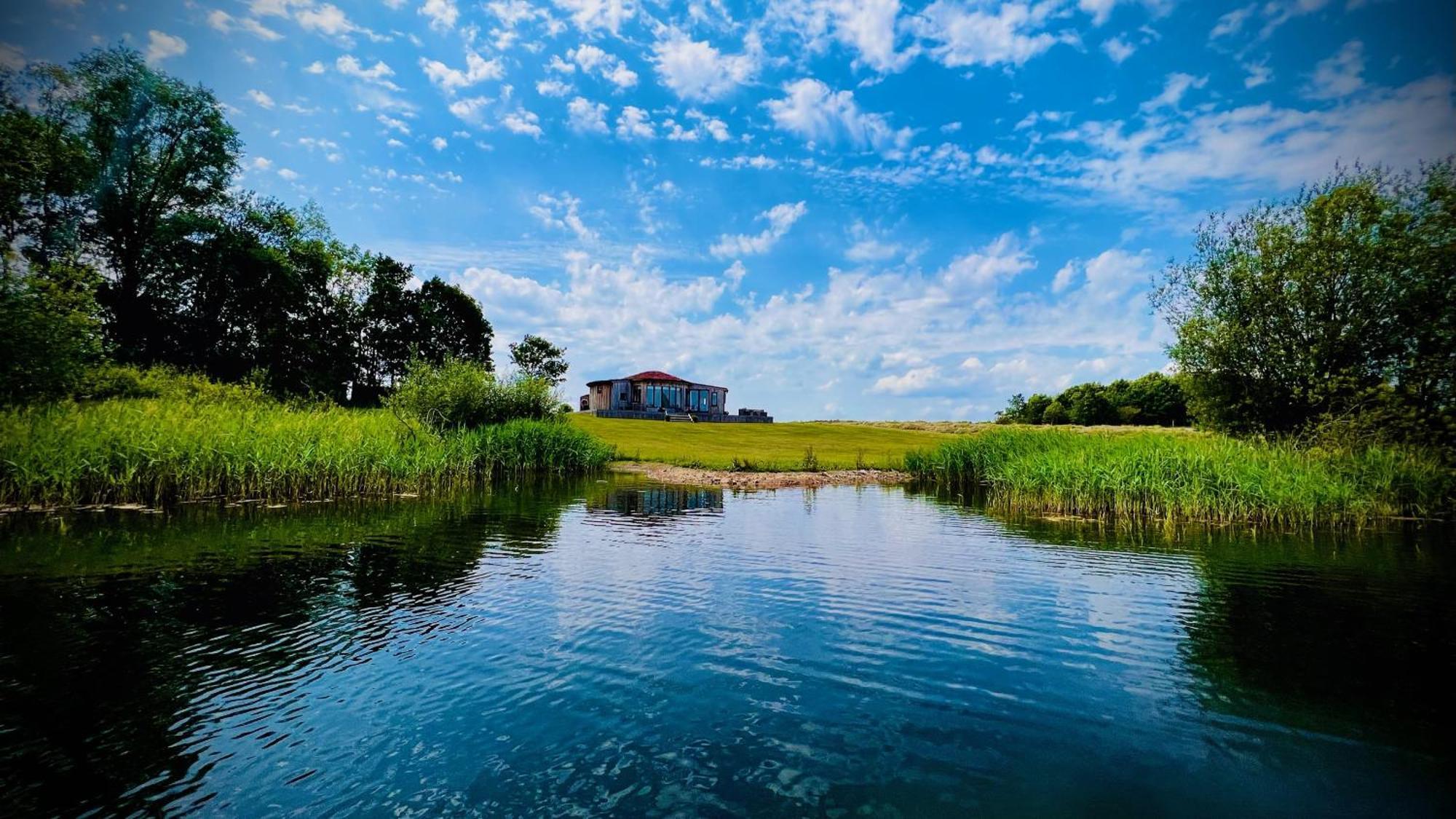 The Angel - Luxury Lakeside Cotham (Nottinghamshire)