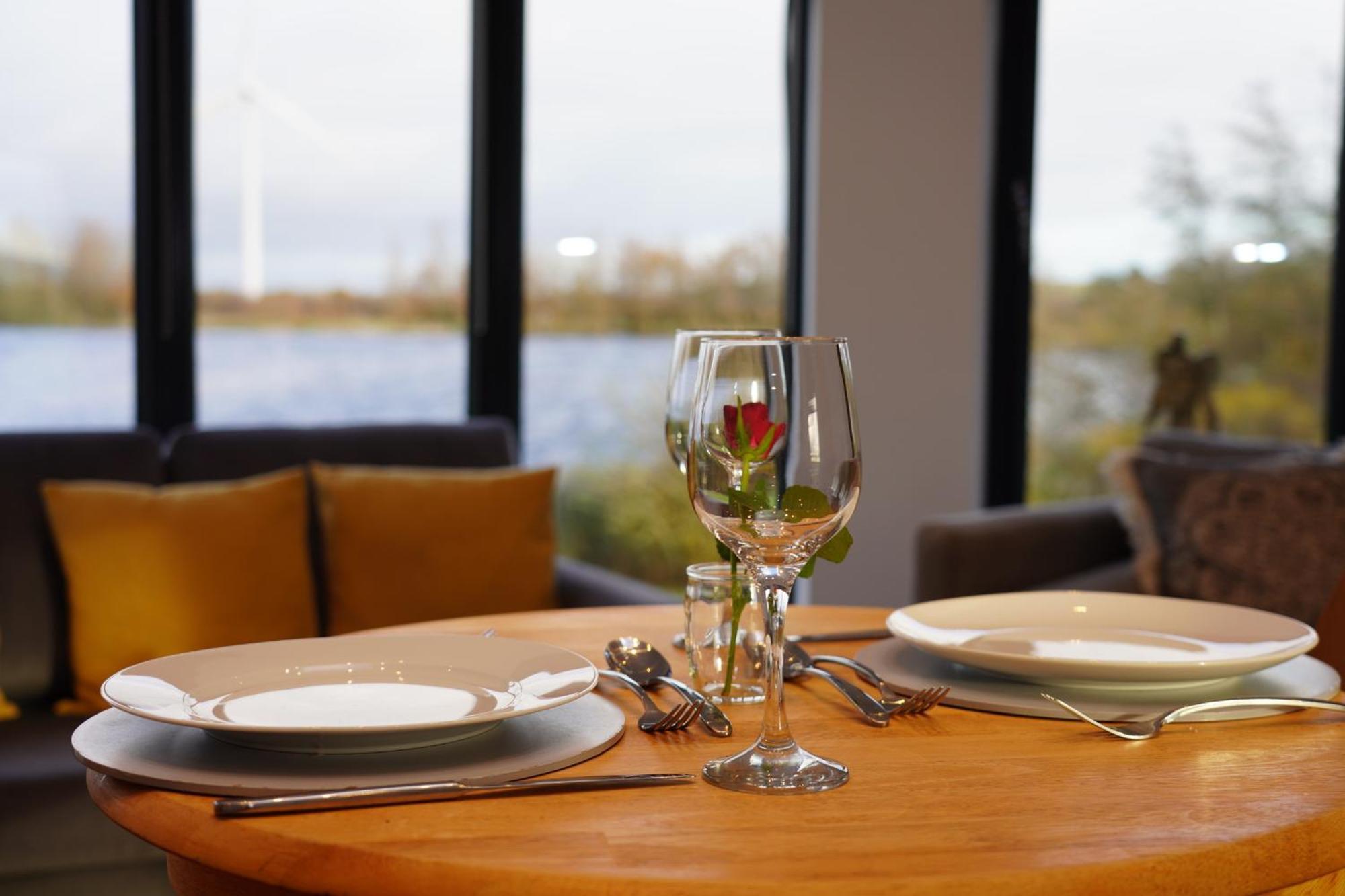 The Angel - Luxury Lakeside *